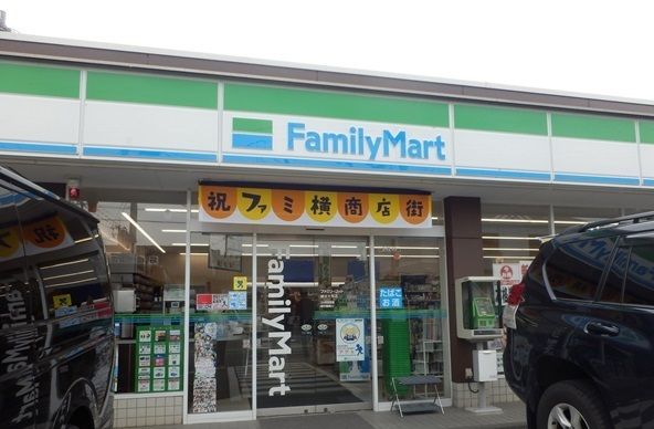 近くのファミリーマート越谷大林店まで450m（徒歩6分）