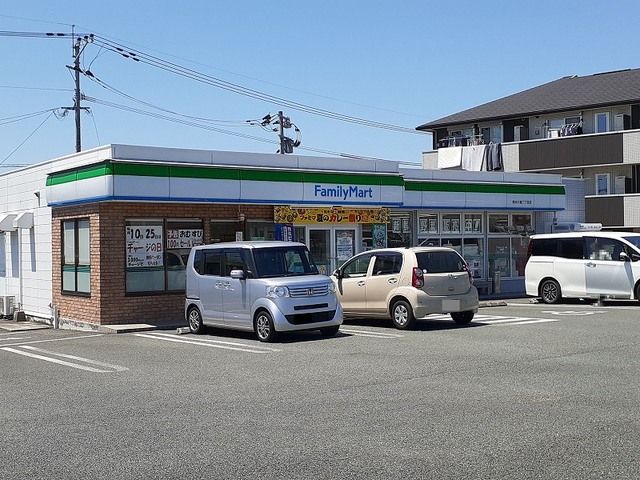 近くのファミリーマート小峯2丁目店まで270m(徒歩4分)