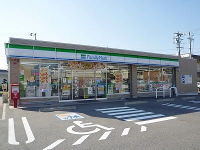 近くのファミリーマートまで650m(徒歩9分)