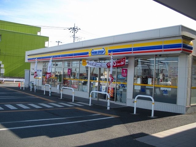 近くのミニストップ伊勢崎境百々店まで400m（徒歩5分）