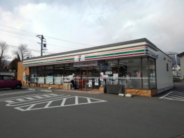 近くのコンビニまで300m（徒歩4分）