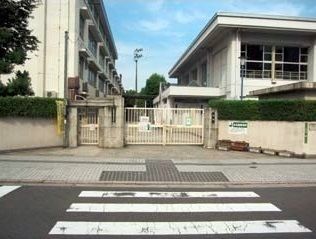 近くの尾長小学校まで700m（徒歩9分）