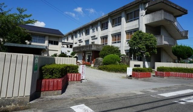 近くの長生小学校まで600m（徒歩8分）