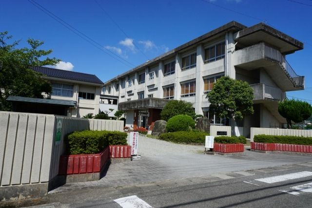 近くの長生小学校まで600m（徒歩8分）