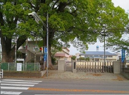 近くの明治小学校まで250m（徒歩4分）