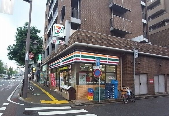 近くのセブンイレブン福岡六本松店まで400m（徒歩5分）