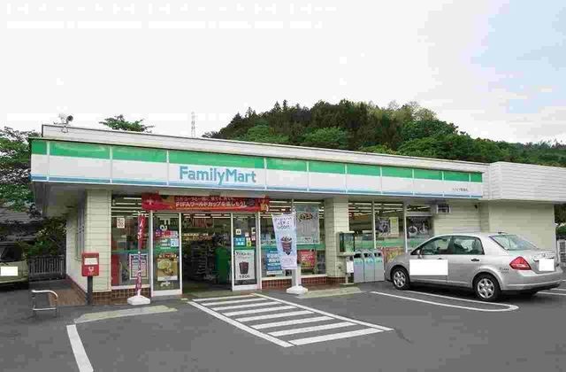 近くのファミリーマートかぶとや都留店まで450m(徒歩6分)