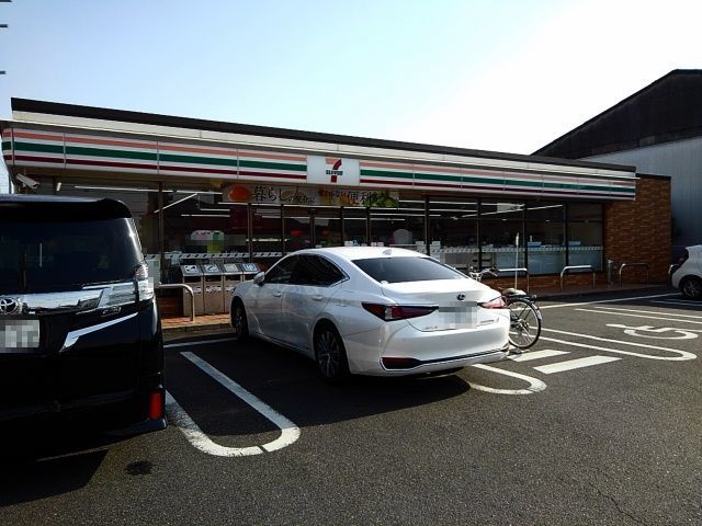 近くのコンビニまで550m（徒歩7分）