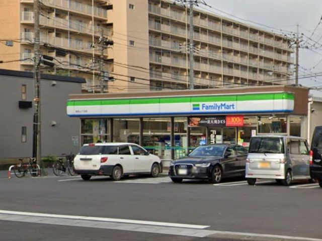 近くのファミリーマートまで220m（徒歩3分）