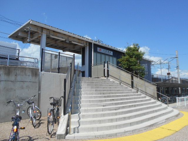 近くの小町屋駅まで550m（徒歩7分）
