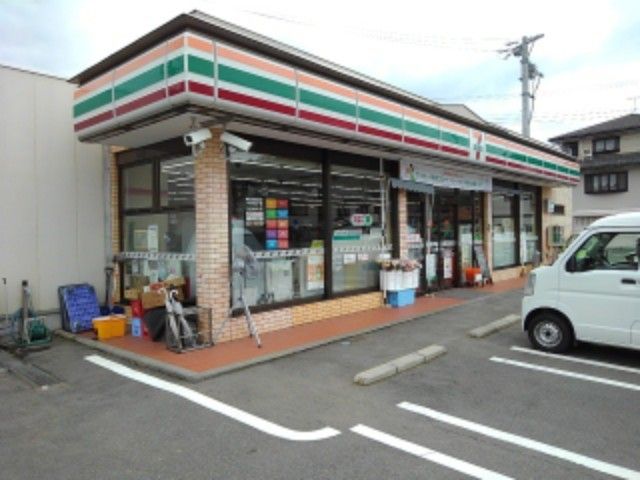 近くのコンビニまで650m（徒歩9分）