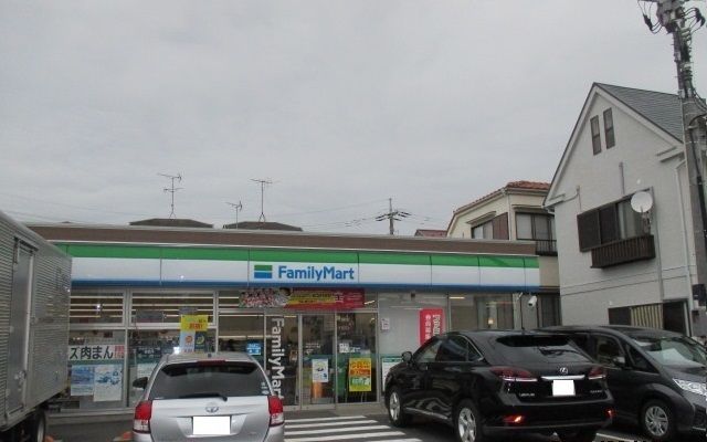近くのファミリーマートまで950m(徒歩12分)
