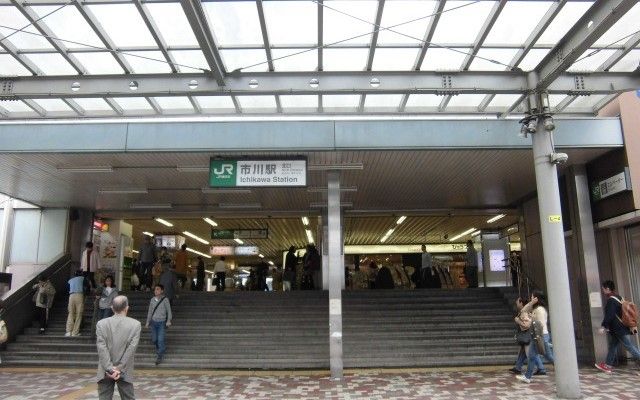 近くの市川駅まで1,800m(徒歩23分)