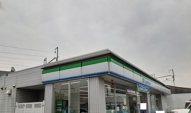 近くのファミリーマート様まで400m(徒歩5分)