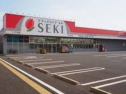 近くのセキ薬局小川店まで2,100m（徒歩27分）