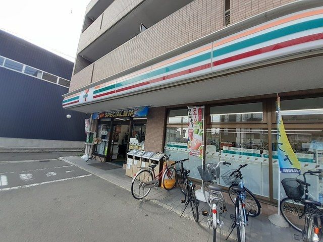 近くのコンビニまで571m（徒歩8分）