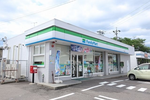 近くのファミリーマートまで500m（徒歩7分）