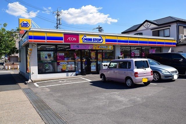 近くのミニストップ熊ノ前店まで450m(徒歩6分)