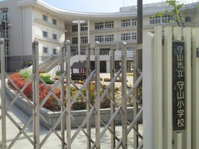 近くの守山市立守山小学校まで1,340m（徒歩17分）