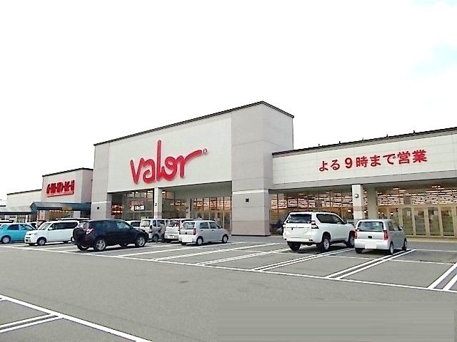 近くのスーパーまで600m（徒歩8分）