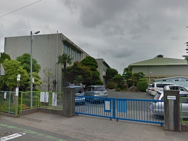 近くの浜松神久呂小学校まで1,100m(徒歩14分)