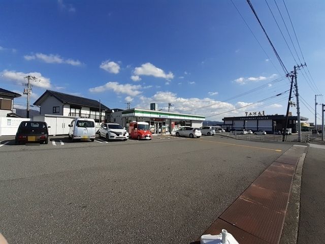 近くのファミリーマート 野市東野店まで250m（徒歩4分）