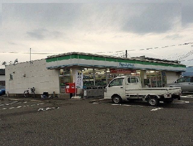 近くのファミリーマートまで350m（徒歩5分）