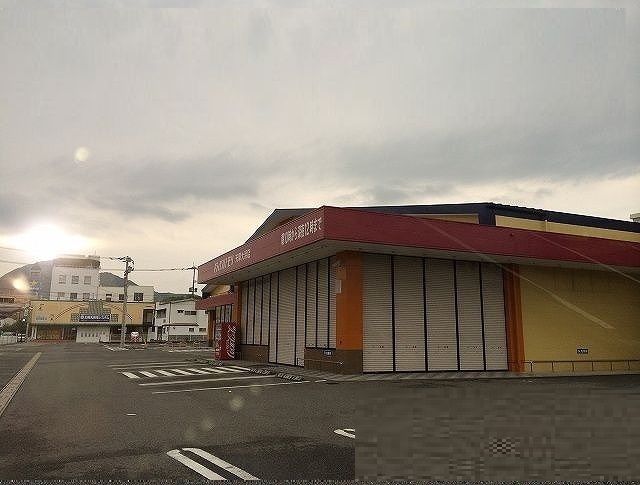 近くのドラッグストアモリまで350m（徒歩5分）