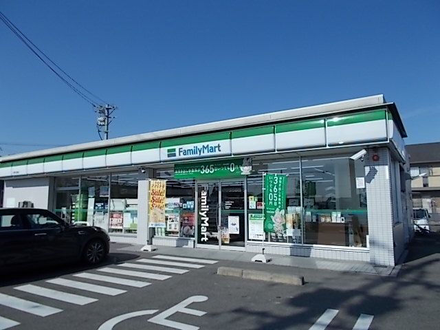 近くのファミリーマート岐阜北鶉店まで200m(徒歩3分)