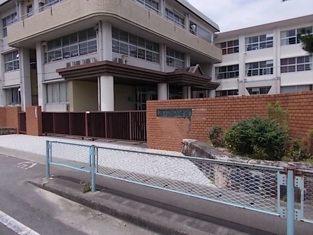 近くの鶉小学校まで1,200m(徒歩15分)