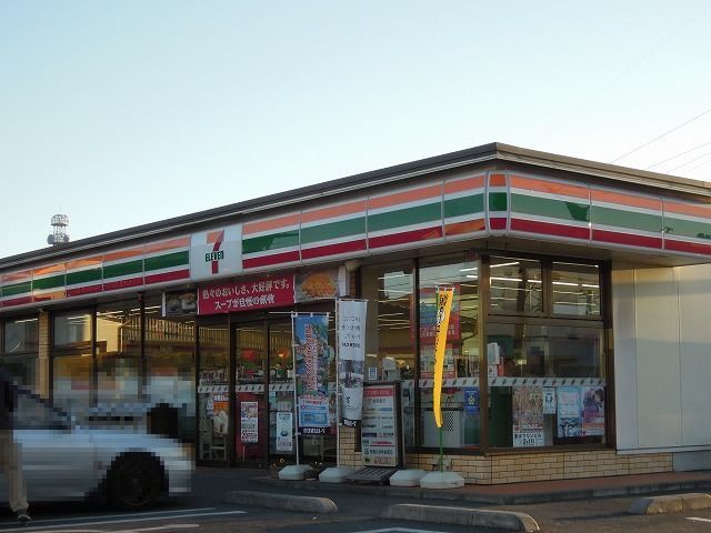 近くのコンビニまで300m（徒歩4分）