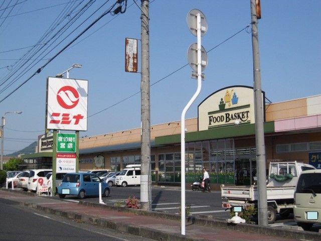 近くのニシナ真備店まで800m（徒歩10分）