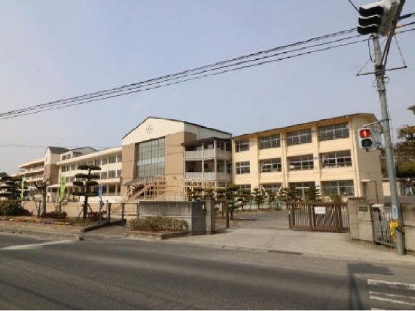 近くの倉敷市立中庄小学校まで1,100m(徒歩14分)