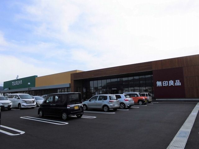 近くのツルヤ  広丘店まで600m（徒歩8分）