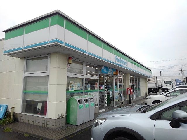 近くのファミリーマート富士宮小泉店まで650m（徒歩9分）
