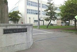 近くの太平小学校まで1,010m（徒歩13分）