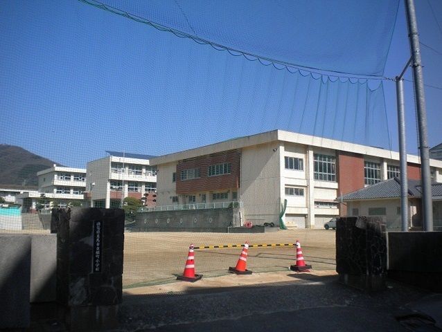 近くの脇町小学校まで1,800m(徒歩23分)