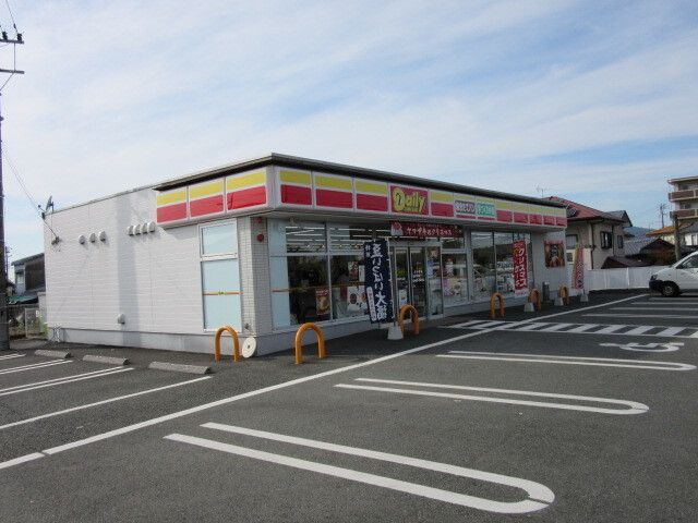 近くのデイリーヤマザキ松橋久具店まで750m（徒歩10分）