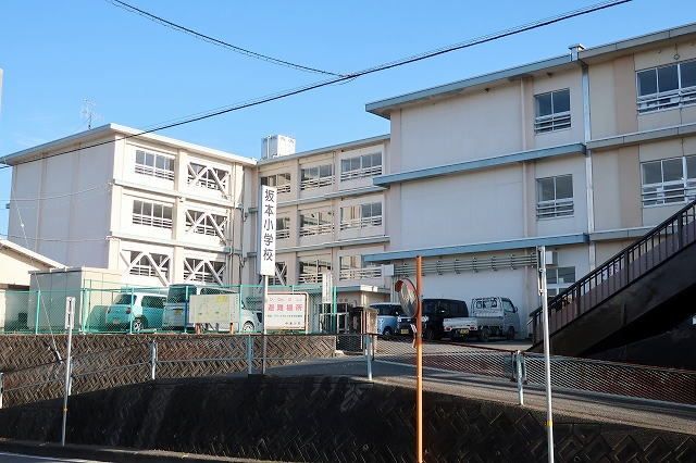 近くの坂本小学校まで900m(徒歩12分)