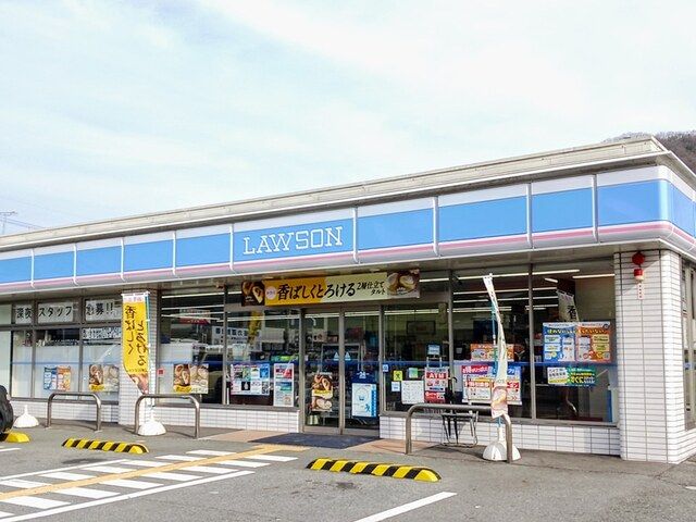 近くのローソンまで300m（徒歩4分）