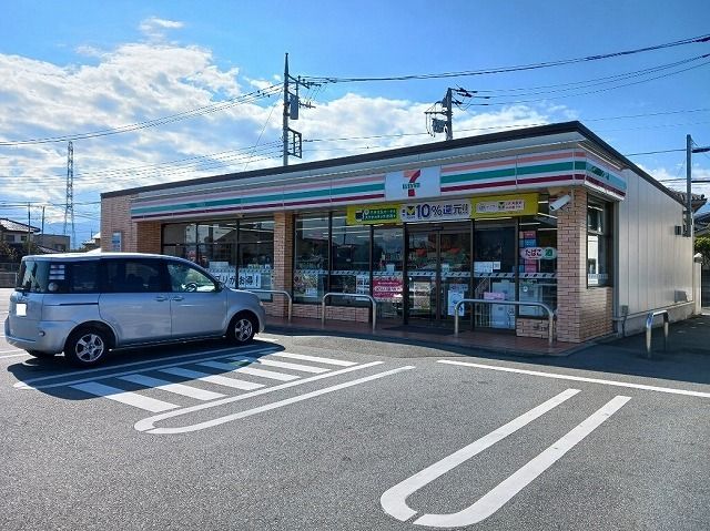 近くのセブンイレブン竜王駅前店まで400m（徒歩5分）