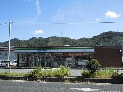 近くのファミリーマートまで550m(徒歩7分)