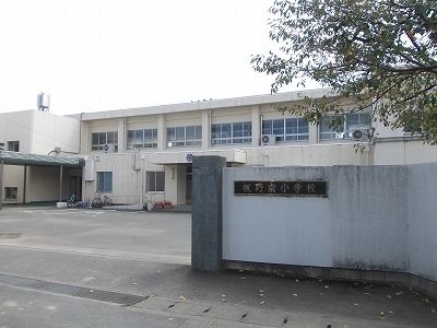 近くの板野南小学校まで1,600m（徒歩20分）