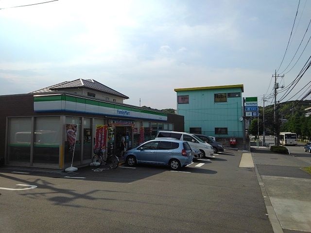 近くのファミリーマートまで1,300m（徒歩17分）