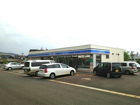 近くのローソンまで690m（徒歩9分）