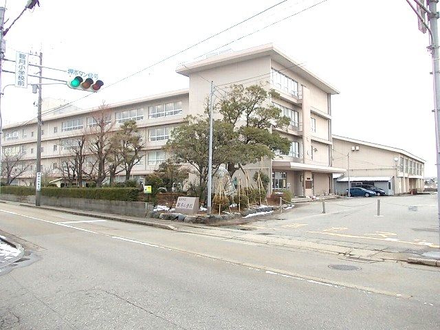 近くの鞍月小学校まで900m（徒歩12分）