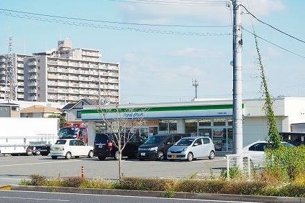 近くのファミリーマート二見西二見店まで650m（徒歩9分）
