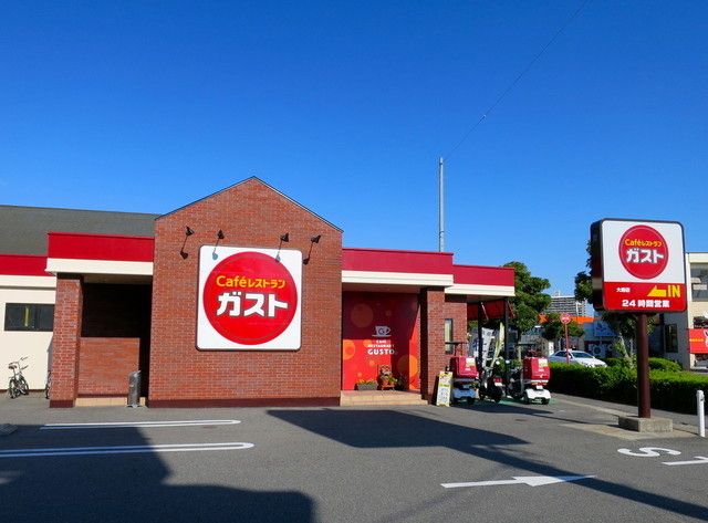 近くのガスト大府店まで260m（徒歩4分）