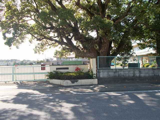 近くの旗川小学校まで1,500m(徒歩19分)
