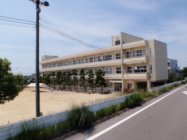近くの丸亀市立城東小学校まで1,300m(徒歩17分)